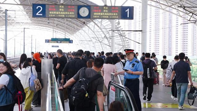 全国铁路预计今日发送1690万人次，加开旅客列车856列  第1张